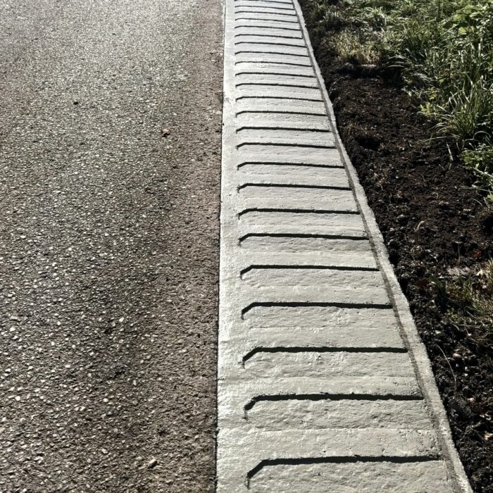 Fertig ausgeführter, stabiler Fahrbahnrand