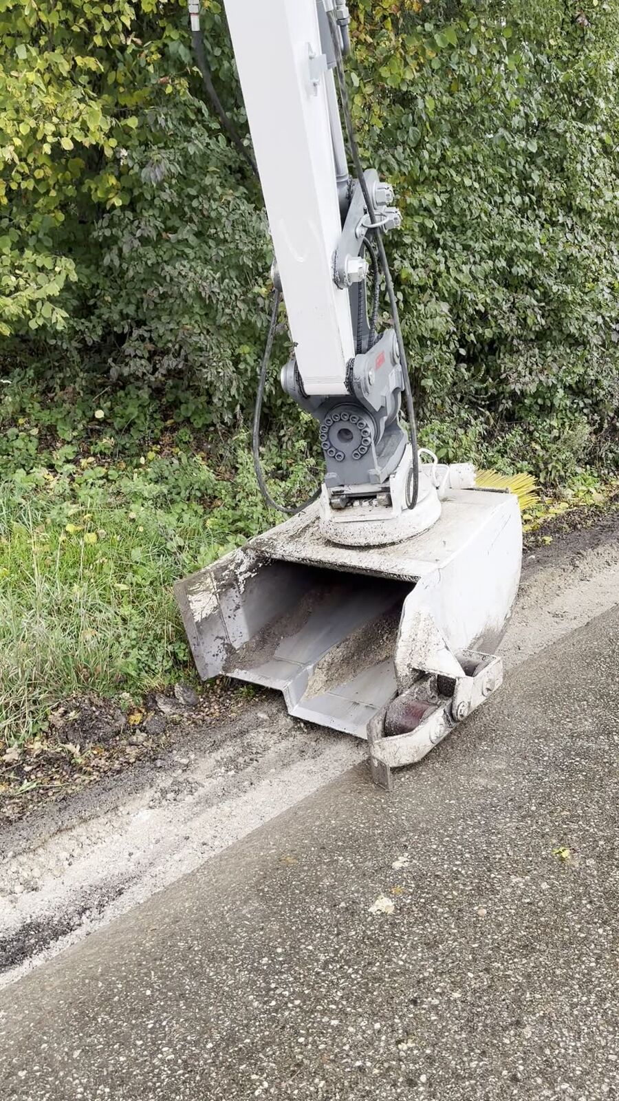 Fahrbahnrand vor der dauerhaften Bankettbefestigung